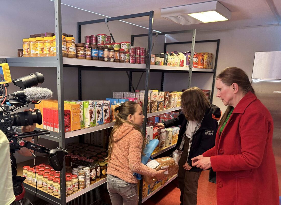 Een moeder en twee dochters kiezen ontbijtproducten uit bij de Ontbijtwinkel.