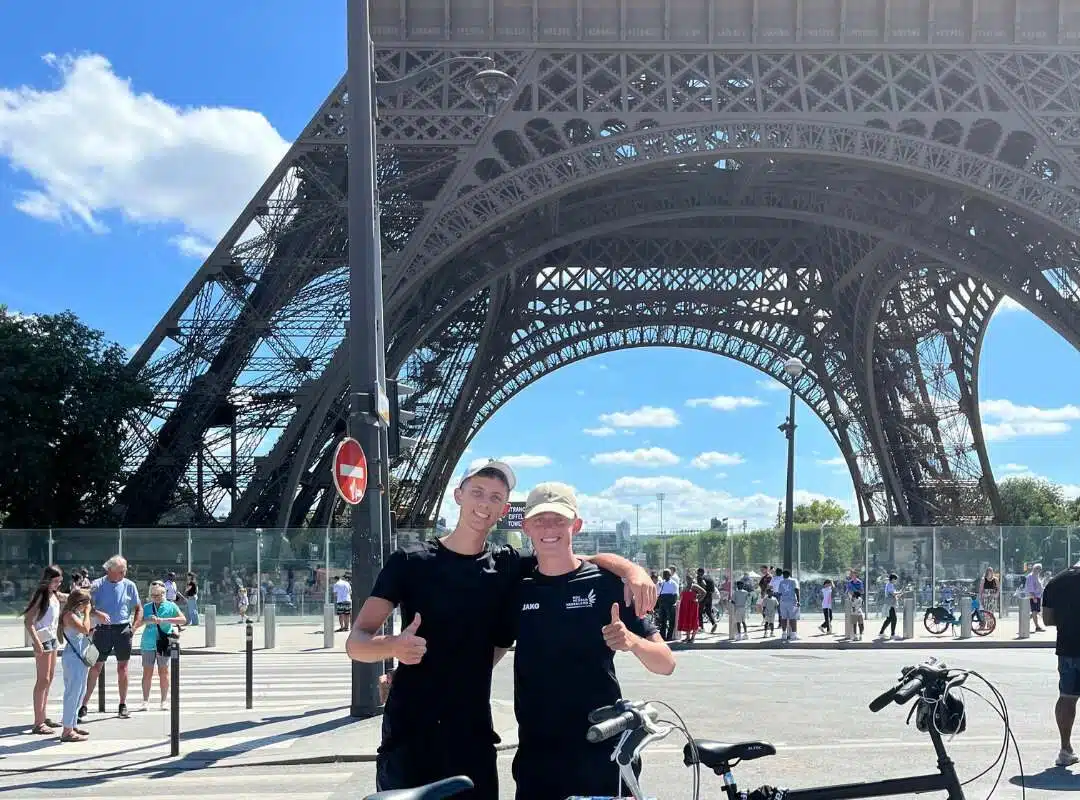 Ruben en Jaël met hun fietsen onder de Eiffeltoren