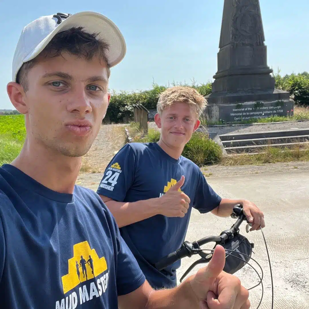 Ruben en Jaël op de fiets.