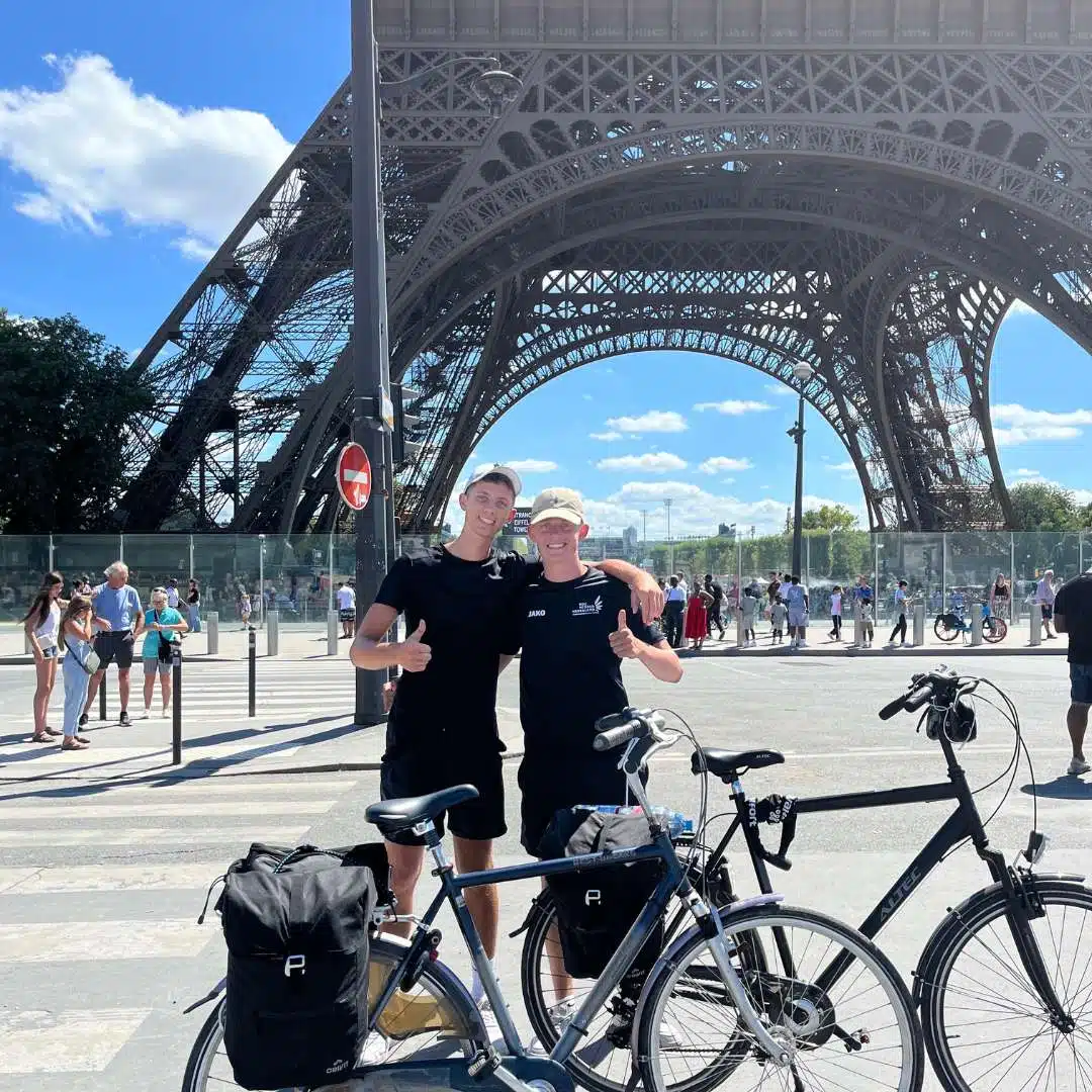 Ruben en Jaël met hun fietsen onder de Eiffeltoren