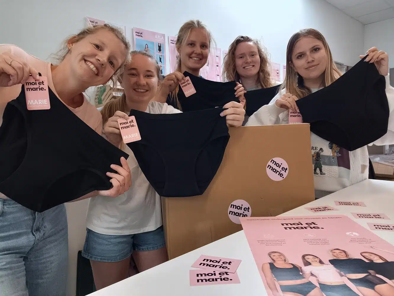 5 dames houden menstruatieondergoed vast