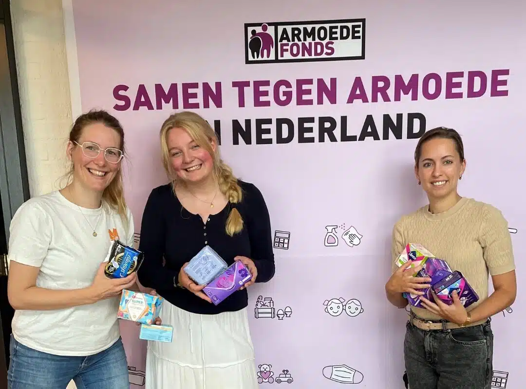 Drie dames en een zak menstruatieproducten