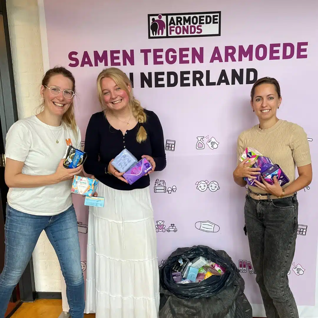 Drie dames en een zak menstruatieproducten